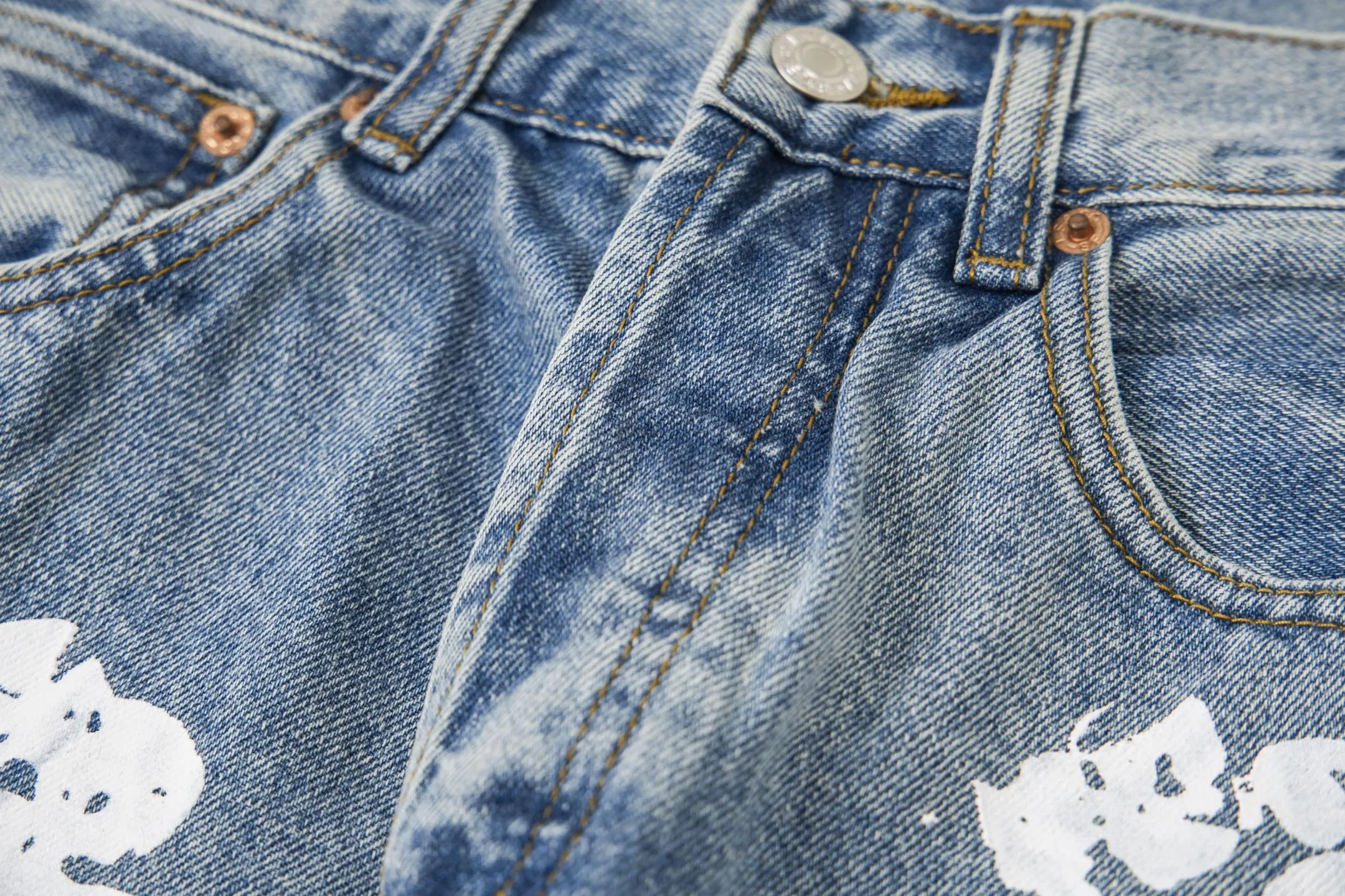 #8197 P220💰 DENIM TEARS Kapok American niche brand printed washed straight jeans. Produced by a major washed factory. Full of high-end feel. Knee part destroyed design with patchwork design. Already used as facade design. Leather waist nameplate. The focus of this style is not on washing, but on the destroyed shape and version. The secret lies in the craftsmanship of the master. The cost of post-production grinding, machining, knife cutting, etc. is far beyond comparison with assembly line products. Color: black, blue, gray. Size: 28-36 (corresponding to S-XXL)